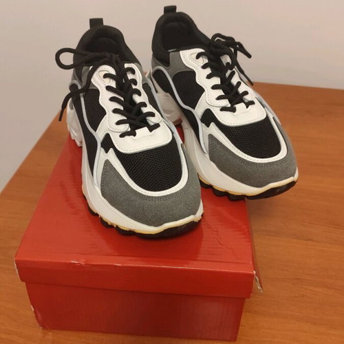 Sneaker women's like new, size 38, black and white