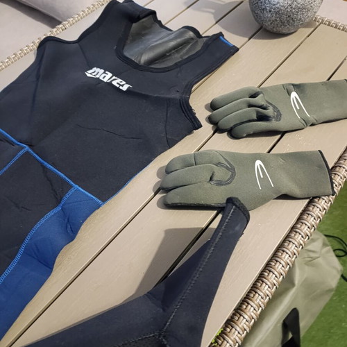 Diving suit set like new, 5mm thickness with gloves and socks