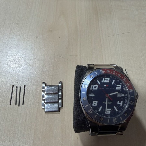 Tommy Hilfiger Men’s Watch Ref. F90312 Like New, Silver Stainless Steel