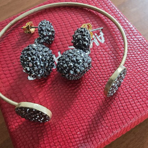 Parfois adjustable bracelet and earrings set like new, black and gold