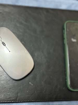 Mousepad with leatherette and HyperGear Qi wireless charging base 2 in 1 like new