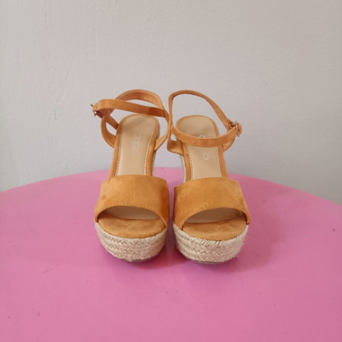 Women’s suede platform sandals like new, tan-mustard color