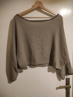 Тънък плетен crop top бежов, удобен до medium