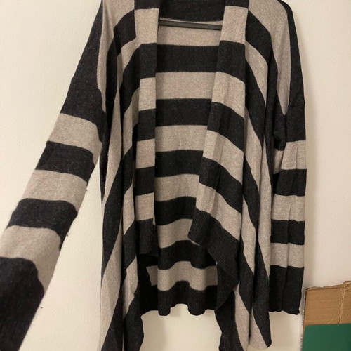 Cardigan like new, very soft and comfortable