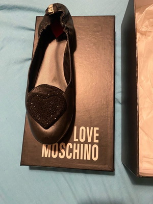 Moschino μπαλαρίνες Νο39 φορεμένες 2 φορές ,γνήσιες.Δίνονται με το κουτί τους.