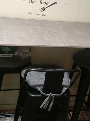 Table with 4 stools like new, tall with iron legs