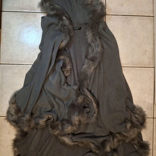 LuLu D cape gray with fur like new