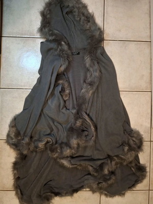 LuLu D cape gray with fur like new