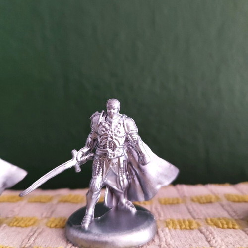 Figure set like new, 4 pieces for role-playing and board games