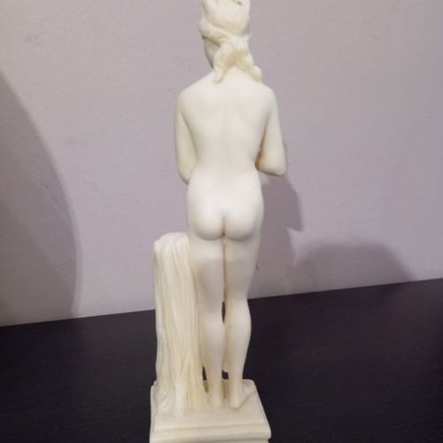 Alabaster statue Kori in like new condition, height 24.5 cm