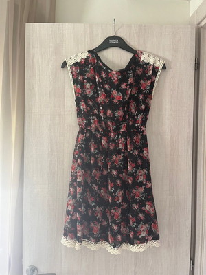 Tikki mini dress with lace shoulders like new, size S/M