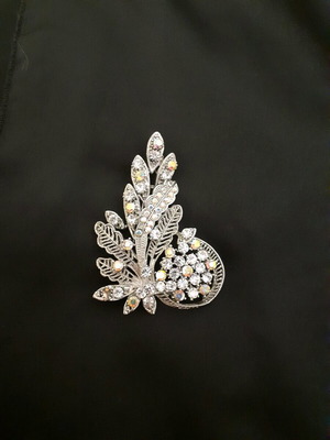 Vintage pin in silver color with stones like new