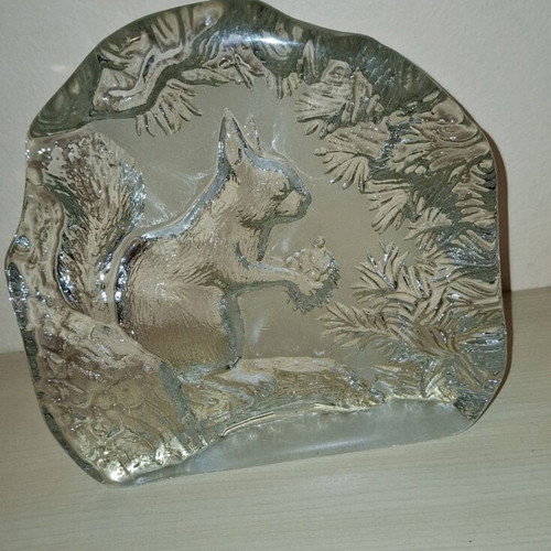 Kosta Boda decorative paperweight like new with squirrel design