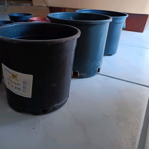 Plastic flower pots used, pack of 22, black and terracotta