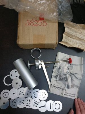 Stainless steel cookie press like new with 16 different discs