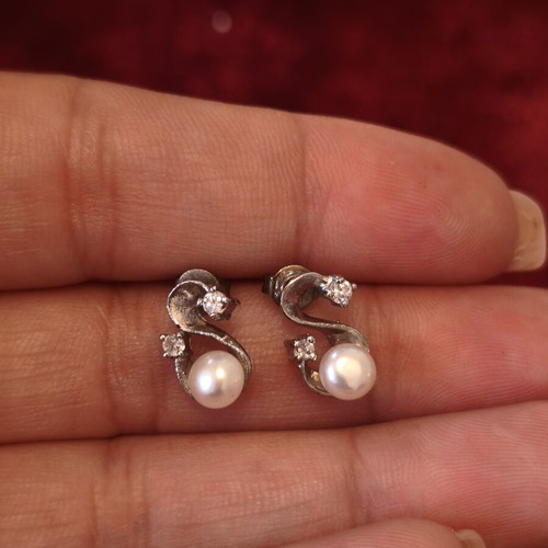 Stud earrings with pearl and white zircon, like new, silver tone