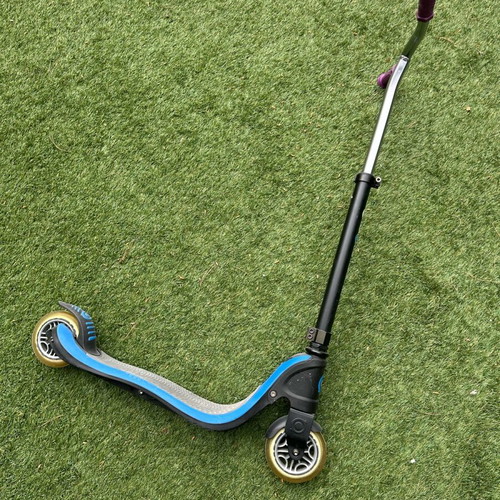 Globber scooter like new with purple handle plastics