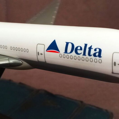 Boeing 777-232ER Delta Air Lines plastic model 1/200 scale new