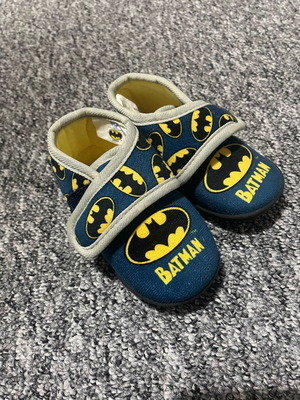 Batman slippers size 21 like new
