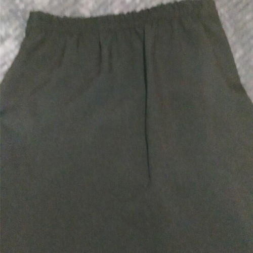 Black skirt with pockets and front zipper like new