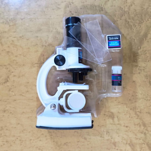 Microscope set used, No. 8009, 100x/200x/450x magnification