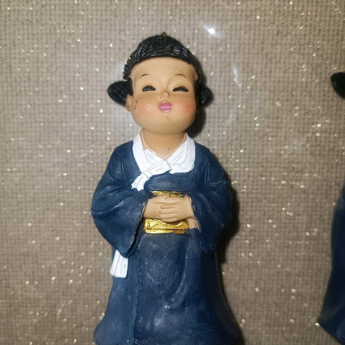 Set of 2 South Korea resin figures like new