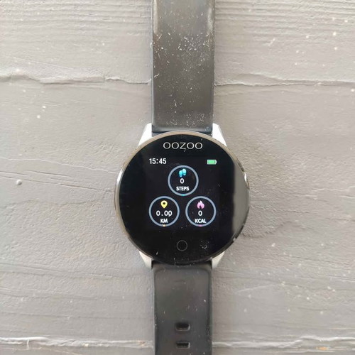 OOZOO Smartwatch Q00134 like new with two straps and charging dock