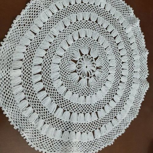 Round doily like new, diameter 49 cm