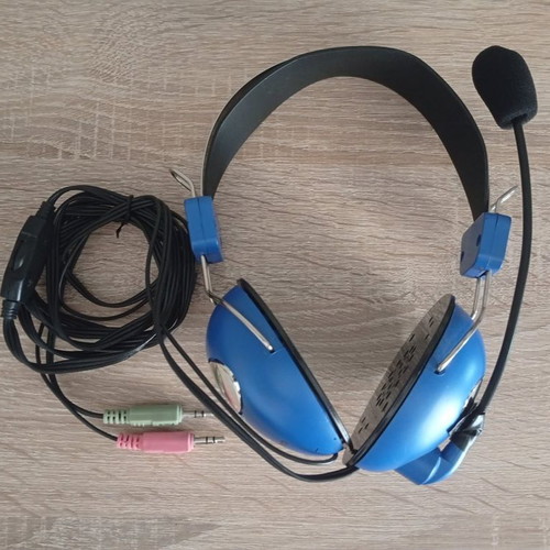 Wired headset with microphone