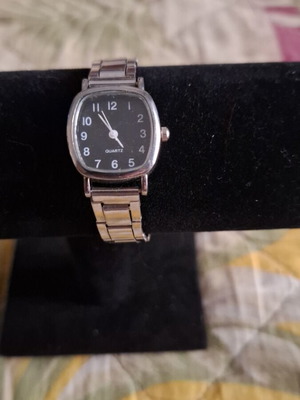 Wristwatch new with silver bracelet, 25mm diameter