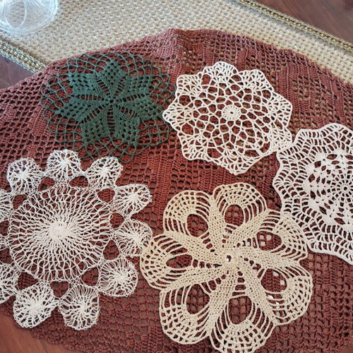Handmade doilies like new, pack of 25 pieces