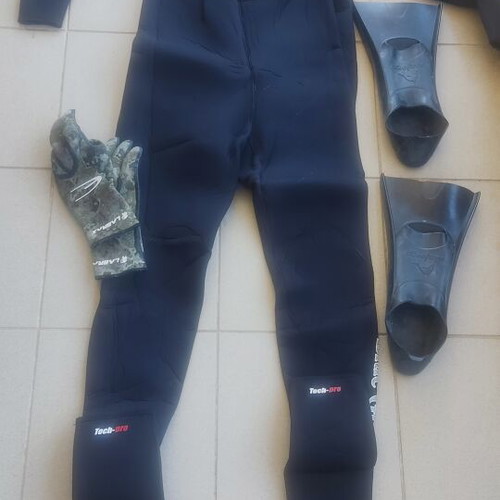 Diving suit used with gloves and fins