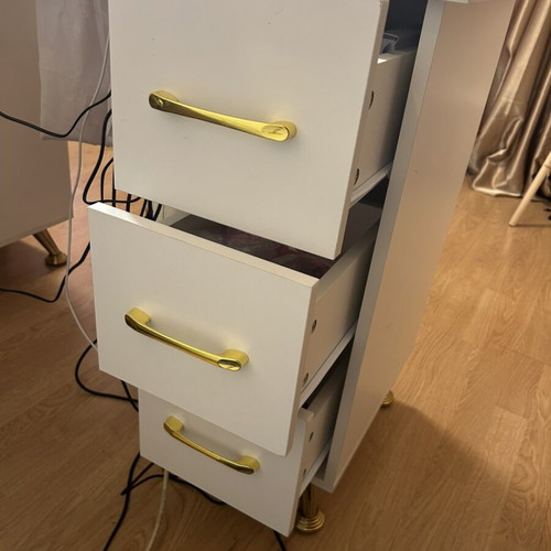 Manicure desk like new with extractor and 4 pouro chairs