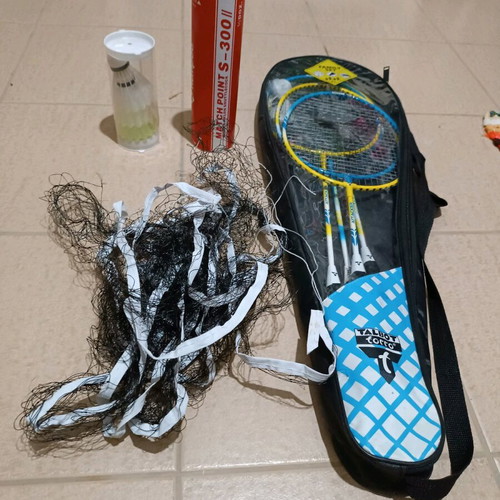 Badminton set with 4 rackets, net, stands and 8 shuttlecocks like new