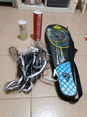 Badminton set with 4 rackets, net, stands and 8 shuttlecocks like new