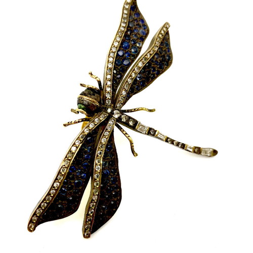 18k Butterfly Ring like new with diamonds and sapphires