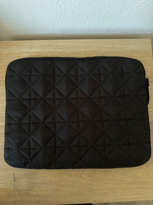 Капитониран черен калъф за iPad