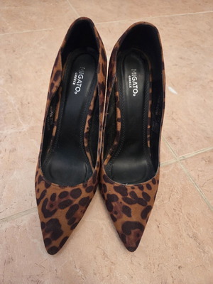 Migato Leopard Print Pumps with Pointed Toe