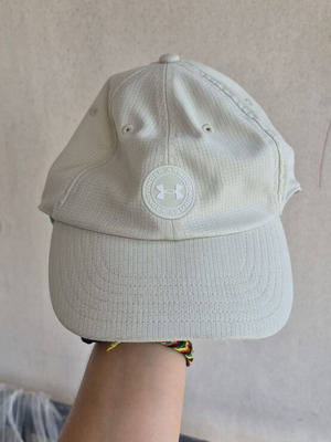 Under Armour hat like new, beige, one size