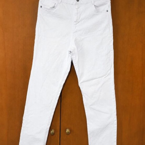 White jeans used, size medium, straight fit