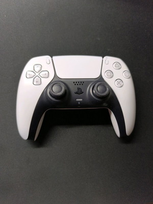 Dualsense контролер PlayStation 5 като нов с минимален stick drift