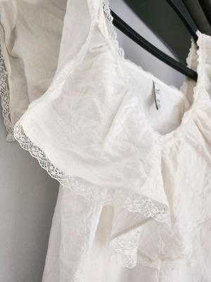 Linen top Zara with ruffles and delicate lace, like new, size M