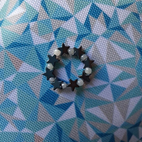 Elastic ring with white beads and hematite stars