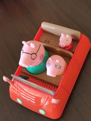 Παιχνίδια Peppa το γουρουνάκι σαν καινούργια, αυτοκίνητο με οικογένεια