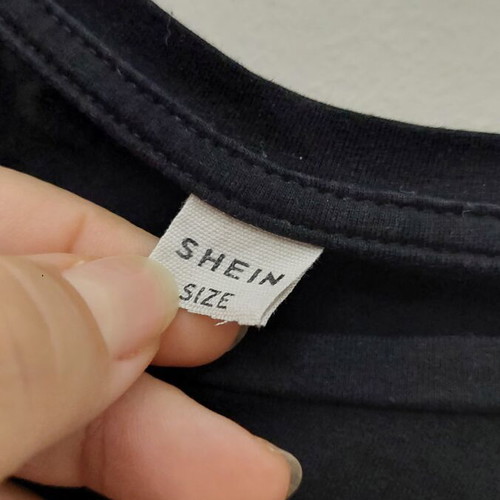 Shein anime women's t-shirt like new, size XS/S, black multicolor
