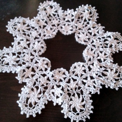 Knitted table linen new, diameter 40 cm
