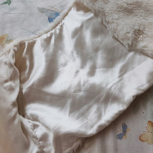 Girl's dress for 4 years with fur like new, white