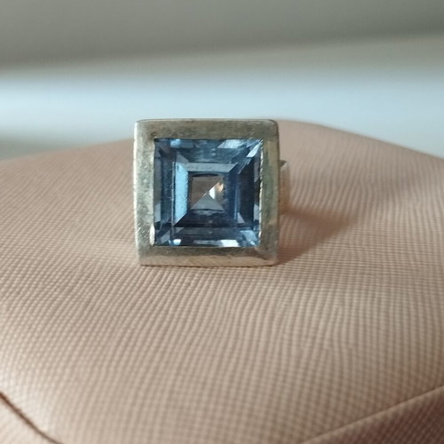 Silver ring with blue transparent stone like new, size 17.5 mm