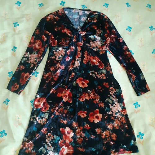 Juju velvet dress with long sleeves, size M, like new, black multicolor