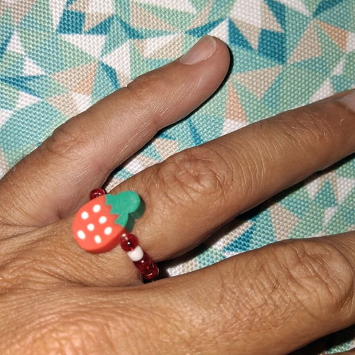 Elastic ring with beads and strawberry center